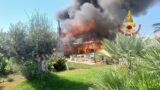 Maccarese, spaventoso incendio allo stabilimento Rambla Beach: struttura distrutta dalle fiamme (FOTO)