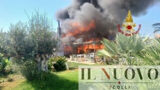 Maccarese, spaventoso incendio allo stabilimento Rambla Beach: struttura distrutta dalle fiamme (FOTO)