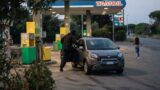 Latina, “Dammi tutto”: rapinatore armato minaccia ragazza e le ruba auto e telefono. Il papà: “Cerco l’angelo che l’ha salvata”