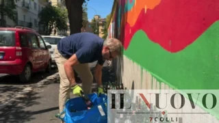 Roma, Boccea sommersa di birre, Giannini (Lega) ne raccoglie 61: «Municipio e Campidoglio dove sono?». La nuova video-denuncia