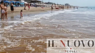 Mare marrone, anche Roma coinvolta dal fenomeno: microalghe e schiume invadono il litorale del Lazio