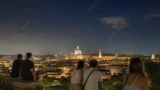 Notte di San Lorenzo 2026 a Roma, tutti con il naso all’insù: passeggiate, battelli e stelle sopra i monumenti