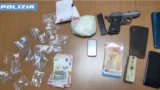 Roma, il divano di casa trasformato in cassaforte dello spaccio: sotto il cuscino droga, soldi e una pistola carica