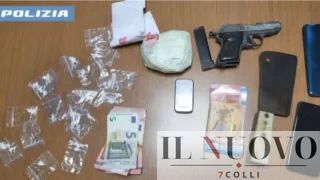 Roma, il divano di casa trasformato in cassaforte dello spaccio: sotto il cuscino droga, soldi e una pistola carica