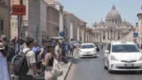 Roma piena di turisti, ma i taxi calano: ad agosto il Campidoglio mette a riposo il 25% dell’organico