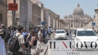 Roma piena di turisti, ma i taxi calano: ad agosto il Campidoglio mette a riposo il 25% dell’organico