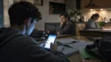 Social e adolescenti, 29 Stati USA contro i giganti social: il rischio di trasformare politica, famiglie e scuola in spettatori