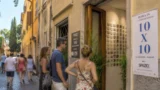 Roma, 148 opere grandi appena 10×10 centimetri: a Trastevere l’arte diventa “mini”. Tutte le informazioni