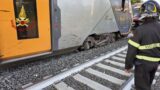 Treno deraglia dopo l’impatto con due mucche sui binari: paura per 450 passeggeri, linea ferroviaria sospesa tra Monterotondo e Fara Sabina (FOTO)