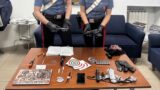 Roma, paura in un coffee shop a Prati: entra con pistola, coltello e bisturi. Nei suoi appunti il disegno di un ordigno
