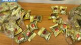 Fiumicino, 22 chili di droga nelle valigie: shaboo nei doppi fondi e cocaina nei biscotti della fortuna. Valore oltre 1 milione (VIDEO)