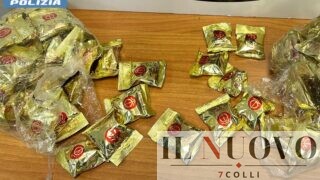 Fiumicino, 22 chili di droga nelle valigie: shaboo nei doppi fondi e cocaina nei biscotti della fortuna. Valore oltre 1 milione (VIDEO)