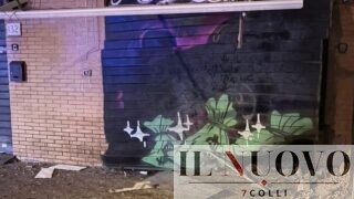 Boato nella notte tra Tor Bella Monaca e Due Leoni: bomba carta a una barberia, danni anche a tre auto e alla palazzina