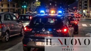 Roma, furiosa rissa in strada: calci, pugni e lanci di bottiglie. Passanti costretti a scappare, 3 persone in ospedale