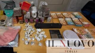 Roma, rapina il bingo in maschera, ma si fa riconoscere dalle scarpe: in casa nascondeva 13 kg droga (VIDEO)