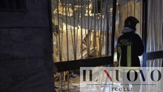 Boato nella notte a Roma, esplode l’ingresso di una palazzina: salta in aria l’androne, danni ingenti e residenti evacuati