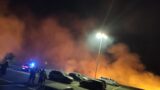 Pomezia, spaventoso incendio a ridosso di case e parcheggio: a rischio anche un asilo, fiamme e fumo visibili a chilometri di distanza (VIDEO)