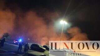 Pomezia, spaventoso incendio a ridosso di case e parcheggio: a rischio anche un asilo, fiamme e fumo visibili a chilometri di distanza (VIDEO)