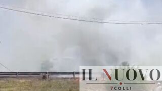 Pontina, incendio a Castel Romano: strada chiusa, traffico in tilt (VIDEO)