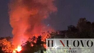 Roma, spaventoso incendio a Pietralata: evacuata una palazzina, pioggia di cenere sul quartiere