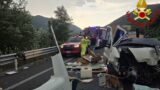 Tragedia sulla Rieti-Terni, incidente frontale tra pullman e camper: sei morti e 27 feriti, quattro sono gravi