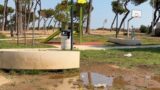 Roma, il nuovo parco giochi del Pineto (inaugurato un mese fa e costato 541 mila euro) è già un acquitrino: «C’era già, più bello e costato solo 50 mila euro» (VIDEO)