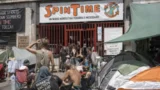 Roma, Spin Time, gli ex occupanti abusivi pretendono 7 dehors-fissi sui parcheggi blu al posto delle tende: FdI e Lega contro Gualtieri