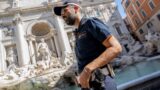 Roma, “Hai una sigaretta?”, lui rifiuta e gli strappano la catenina: turista accerchiato e derubato