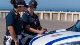 Ostia, “Non mi potete controllare”, parcheggiatore abusivo aggredisce gli agenti: arrestato al 7° Cancello