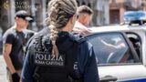 Roma, aggrediscono una giovane turista per rapinarla: arrestato 57enne, complice in fuga