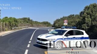 Ostia, investe un ciclista sulla litoranea per Torvaianica e scappa: “Non sono stato io, i vandali mi hanno danneggiato l’auto”