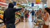 Roma, entra armato nel supermercato e urla: «Vi ammazzo tutti», poi punta la pistola contro i carabinieri