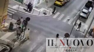 Roma, notte di botte e urla a San Lorenzo: maxi-rissa tra giovanissimi in via degli Equi, poi tutti contro un ragazzo (VIDEO)