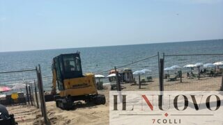 Torvaianica, spiaggia “chiusa” in pieno centro: il Comune chiude l’arenile per rischio amianto, ma scoppia la polemica (FOTO)