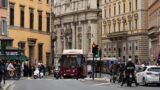 Roma, 50 milioni per i semafori “intelligenti”. Ma la città resta una corsa a ostacoli: più incidenti, 665 impianti ancora fuori dalla centrale