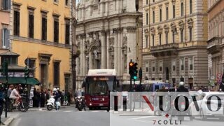 Roma, 50 milioni per i semafori “intelligenti”. Ma la città resta una corsa a ostacoli: più incidenti, 665 impianti ancora fuori dalla centrale