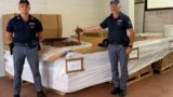 Roma, scoperta fabbrica clandestina di sigarette: sequestrati 1.350 chili di tabacco a Trigoria (VIDEO)