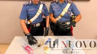 Anzio, scappa dai carabinieri e lancia la droga: arrestato 21enne