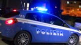 Roma, esce per festeggiare il compleanno del fidanzato e si ritrova in fuga dalla polizia: 19enne si lancia dall’auto in corsa