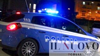 Roma, esce per festeggiare il compleanno del fidanzato e si ritrova in fuga dalla polizia: 19enne si lancia dall’auto in corsa
