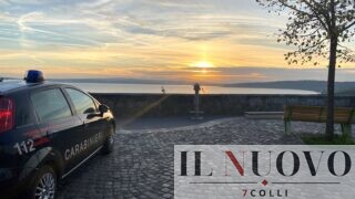 Bracciano, aggredisce due ristoratori: poi entra in una casa, ruba abita firmati e li indossa per non farsi riconoscere