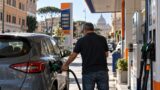 Benzina alle stelle, prezzi alla pompa, Meloni cerca l’intesa con il Kuwait per contenere i prezzi: Q8 può seguire Eni e Ip