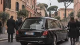 Strage di Pietralata, Roma abbraccia Bianca, Luca e Valentina: oltre 200 persone all’ultimo saluto