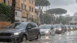 Roma sott’acqua dopo il nubifragio: automobilisti intrappolati, strade allagate e oltre 120 interventi dei Vigili de Fuoco