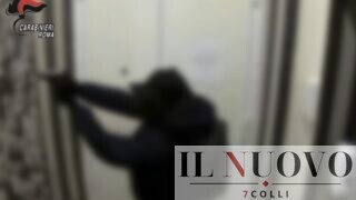 Roma, legati e bendati in casa: «Vi tagliamo un dito». Rapina da 100mila euro a Monti, 4 arresti (VIDEO)
