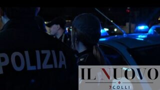 Roma, tenta di uccidere l’ex moglie a coltellate, poi la porta in ospedale e fugge con il figlio: fermato dopo 7 ore a Torvaianica