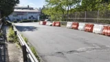 Roma-Ostia, camion colpisce il ponte di via delle Calle: Via del Mare strozzata e traffico in tilt