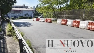 Roma-Ostia, camion colpisce il ponte di via delle Calle: Via del Mare strozzata e traffico in tilt