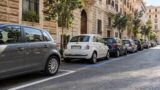 Roma, le strisce bianche diventano blu, Schiuma (FdI) sfida Gualtieri: “Anche parcheggiare gratis diventa un lusso”