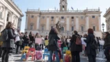 Roma, caos nidi e scuole, 106 assunzioni (su 500 richieste) non fermano la protesta: “Maestre di nuovo in Campidoglio”. Servizi a rischio